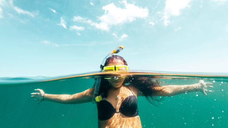 在临岸的清澈水域体验浮潜