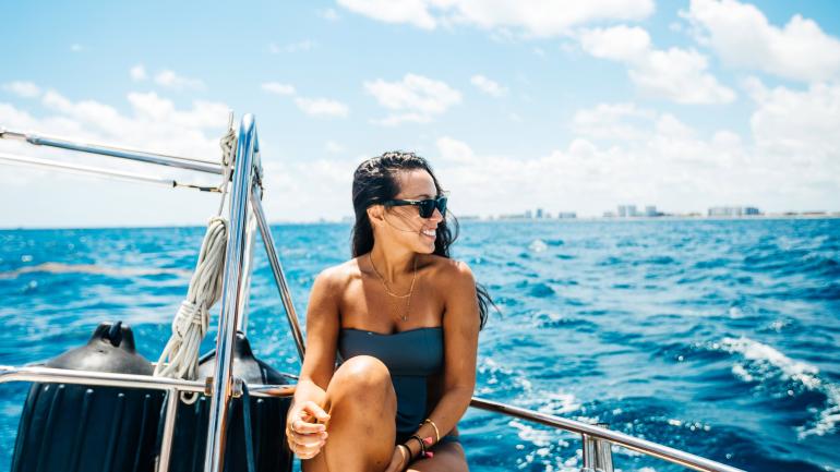 包艘帆船在大西洋海面上扬帆巡游