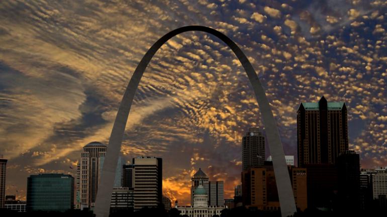 大拱门和圣路易斯的天际线