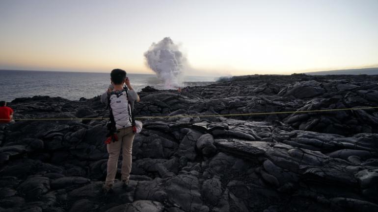 徒步前往夏威夷火山国家公园内欣赏蒸汽孔的奇特景致 徒步前往夏威夷火山国家公园内欣赏蒸汽孔的奇特景致