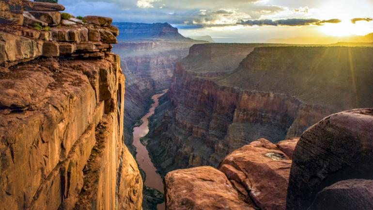 大峡谷国家公园西端托罗威普观景点的日出美景