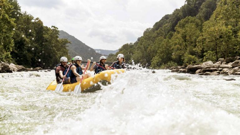 在新河峡漂流之旅中勇敢挑战激流