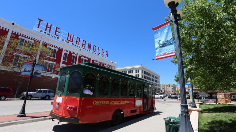 乘坐夏安市内有轨电车是探索该州首府城市的一种方式
