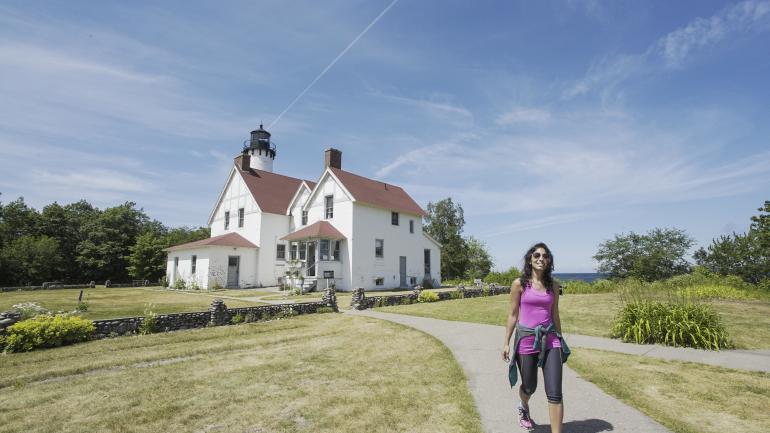 探索 Point Iroquois Lighthouse 灯塔的底部 探索 Point Iroquois Lighthouse 灯塔的底部