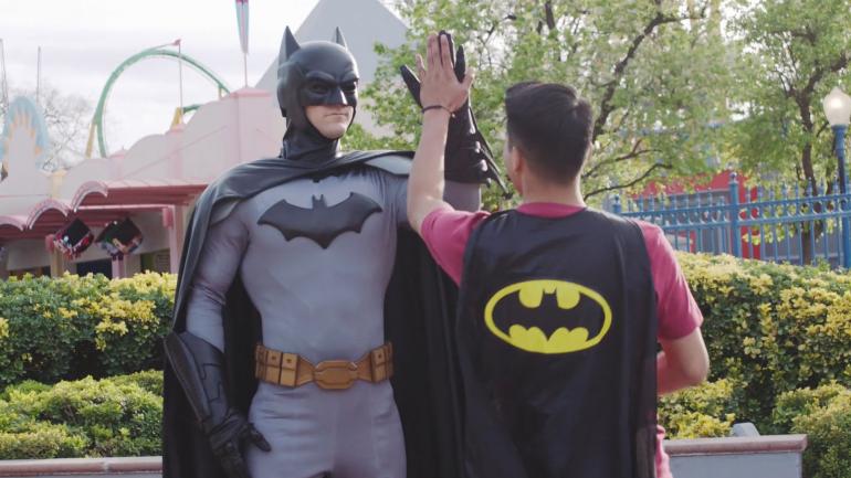 在六旗山公园可以看到的其中一位正义联盟卡通明星——High-fiving Batman 蝙蝠侠 在六旗山公园可以看到的其中一位正义联盟卡通明星——High-fiving Batman 蝙蝠侠