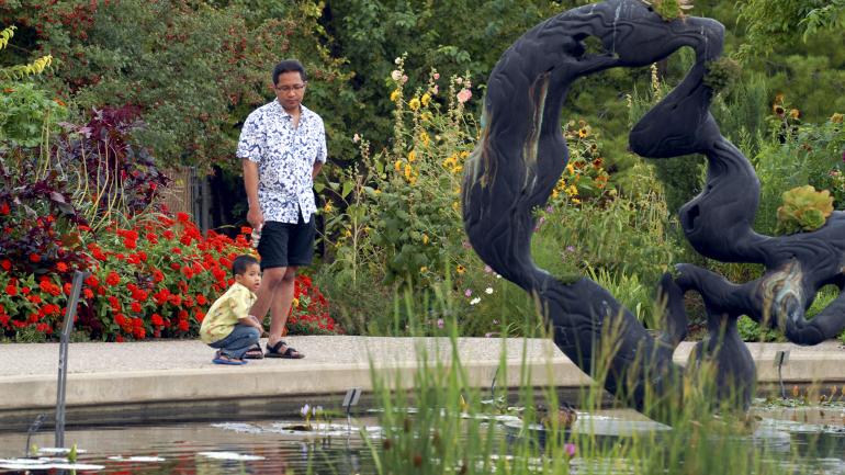 在丹佛植物园观赏雕塑作品和缤纷植物