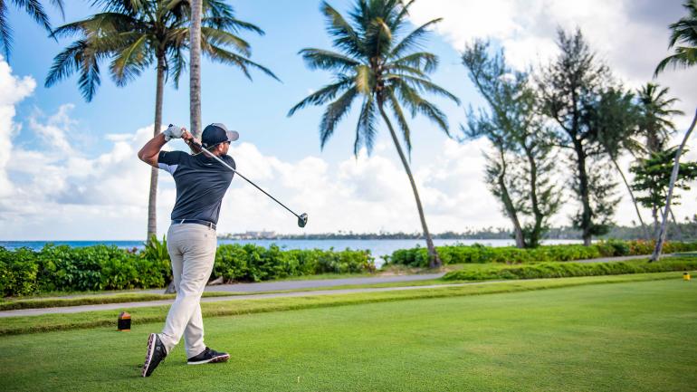 在 TPC Dorado Beach Resort and Club 度假村及俱乐部的海滨球场挥杆抛球 在 TPC Dorado Beach Resort and Club 度假村及俱乐部的海滨球场挥杆抛球