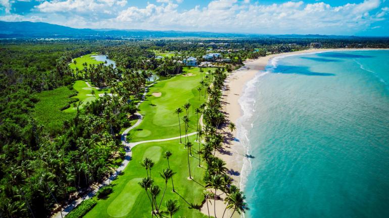 从空中鸟瞰 St.Regis Bahía Beach Resort & Golf Club 度假村及高尔夫球场的绝美海滨高尔夫球场 从空中鸟瞰 St.Regis Bahía Beach Resort & Golf Club 度假村及高尔夫球场的绝美海滨高尔夫球场