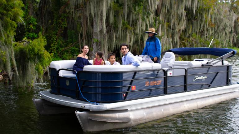乘坐 The Living Water Boat Cruises 平底船巡游，尽享自然风光