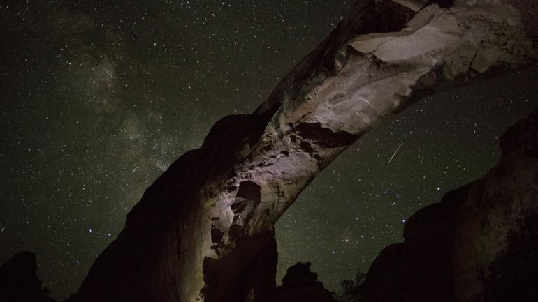 站在犹他州圆顶礁国家公园内的希克曼桥欣赏夜空