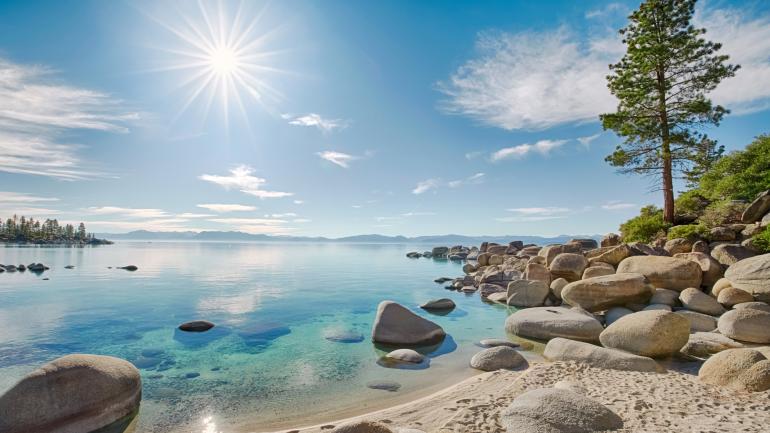 从东岸的内华达州一侧眺望太浩湖美景 从东岸的内华达州一侧眺望太浩湖美景