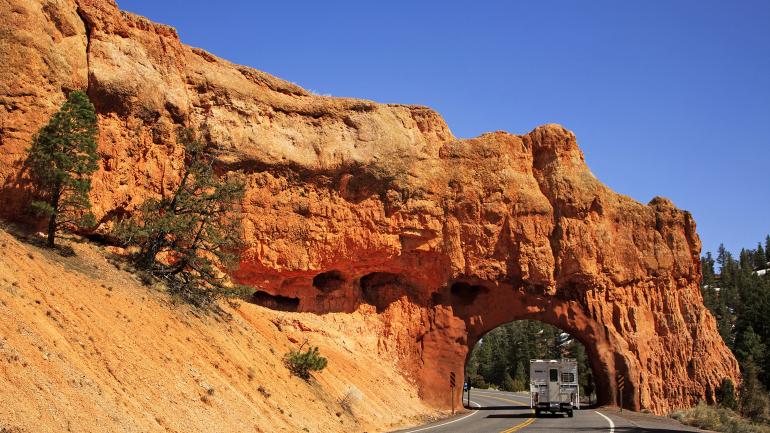 犹他州布莱斯峡谷国家公园附近 12 号观景道的红色峡谷隧道