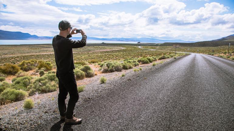 在火人节观景道旁停下脚步拍张照片