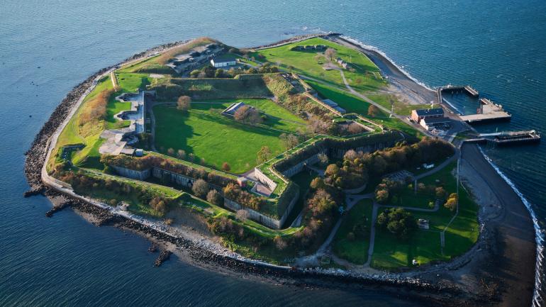 波士顿港群岛之一乔治岛 (Georges Island) 鸟瞰图,岛上有一座堡垒古迹 波士顿港群岛之一乔治岛 (Georges Island) 鸟瞰图,岛上有一座堡垒古迹