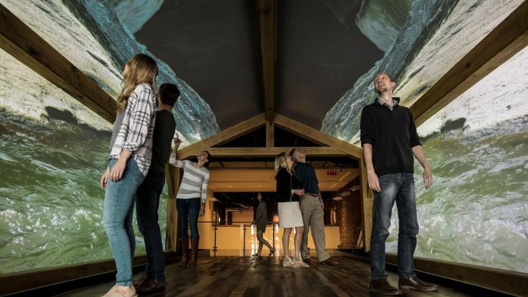 弗雷泽博物馆 Kentucky Bourbon Trail®（肯塔基州波本之路）欢迎中心的沉浸式展览