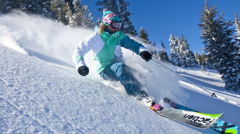 在美丽的马麦斯山山坡上滑雪 在美丽的马麦斯山山坡上滑雪