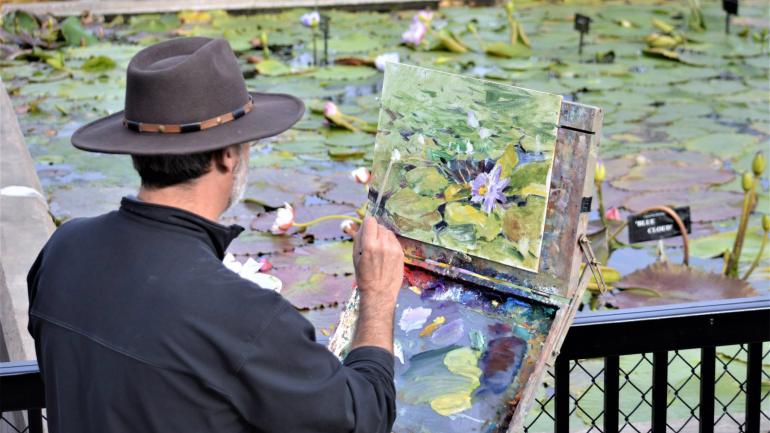 德克萨斯州 EnPleinAir 活动期间,一位艺术家在当地公园作画 德克萨斯州 EnPleinAir 活动期间,一位艺术家在当地公园作画