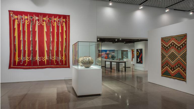 历史悠久的哈德博物馆中陈列的五颜六色的纺织品和陶器