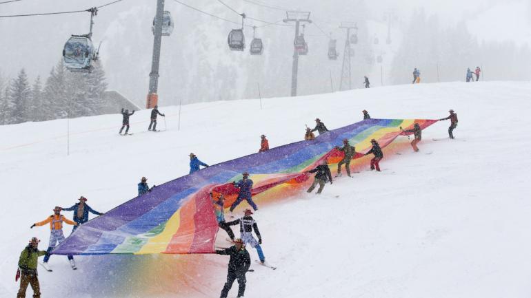 科罗拉多州阿斯彭同性恋滑雪周期间,骄傲节彩虹旗被带下山 科罗拉多州阿斯彭同性恋滑雪周期间,骄傲节彩虹旗被带下山