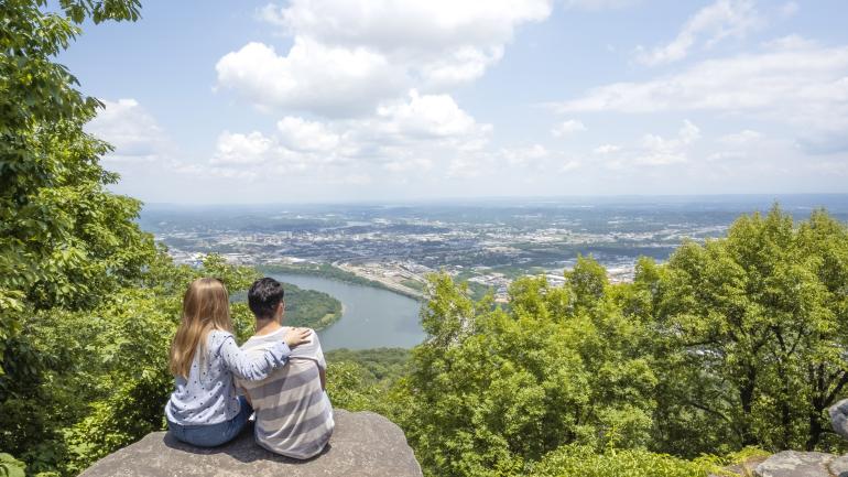 从 Point Park Overlook 观景台眺望田纳西州查塔努加的如画美景 从 Point Park Overlook 观景台眺望田纳西州查塔努加的如画美景