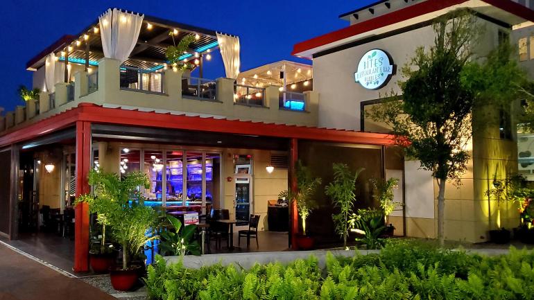Mills 50 街区 Bites and Bubbles 餐厅的露天餐饮 Mills 50 街区 Bites and Bubbles 餐厅的露天餐饮