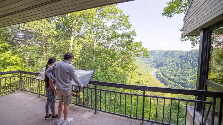 在 Canyon Rim 游客中心和新河峡国家公园及保护区的游客 在 Canyon Rim 游客中心和新河峡国家公园及保护区的游客