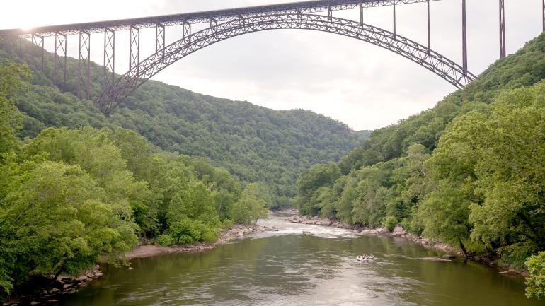 白水急流穿过新河峡大桥