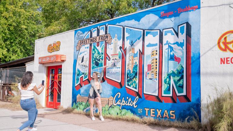 在德克萨斯州的壁画“奥斯汀向你问好” (Greetings from Austin) 前拍张美照 在德克萨斯州的壁画“奥斯汀向你问好” (Greetings from Austin) 前拍张美照