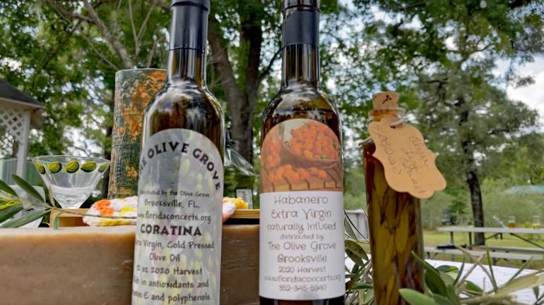 布朗斯维尔的 Olive Grove 橄榄园以其手工调味品(如橄榄油和菜酱)而闻名 布朗斯维尔的 Olive Grove 橄榄园以其手工调味品(如橄榄油和菜酱)而闻名