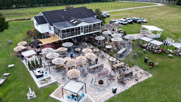 鸟瞰绿意盎然的 Sparacia Witherell Family Winery & Vineyards 酒庄 鸟瞰绿意盎然的 Sparacia Witherell Family Winery & Vineyards 酒庄