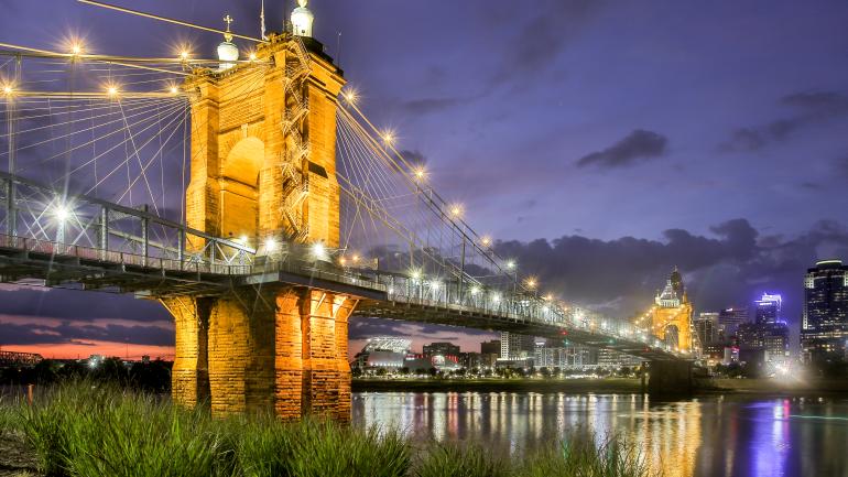 夜色下的罗布林吊桥，连接着俄亥俄州与肯塔基州北部