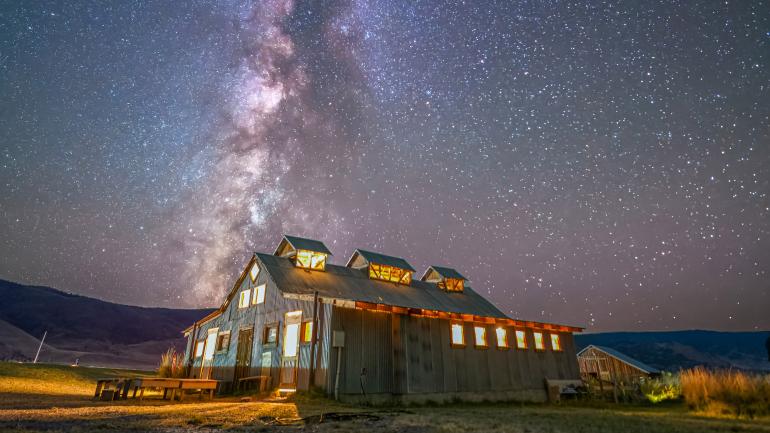 俄勒冈南部 Summer Lake 温泉城的星云和璀璨星空 俄勒冈南部 Summer Lake 温泉城的星云和璀璨星空
