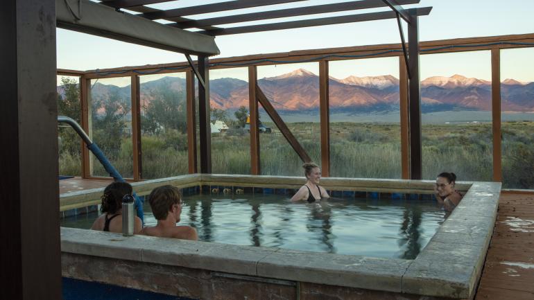 在科罗拉多州萨沃奇县的 Joyful Journey Hot Springs 温泉城度假村伴着山景泡温泉 在科罗拉多州萨沃奇县的 Joyful Journey Hot Springs 温泉城度假村伴着山景泡温泉