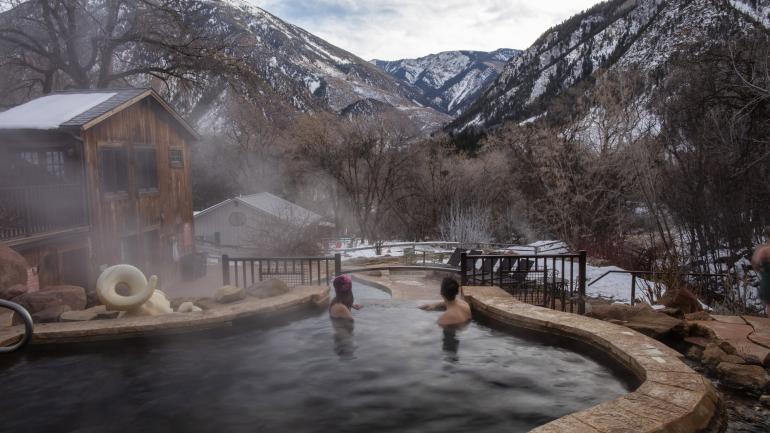 在科罗拉多州雷德斯通的 Avalanche Ranch Cabins & Hot Springs 温泉城享受温泉和雪景 在科罗拉多州雷德斯通的 Avalanche Ranch Cabins & Hot Springs 温泉城享受温泉和雪景