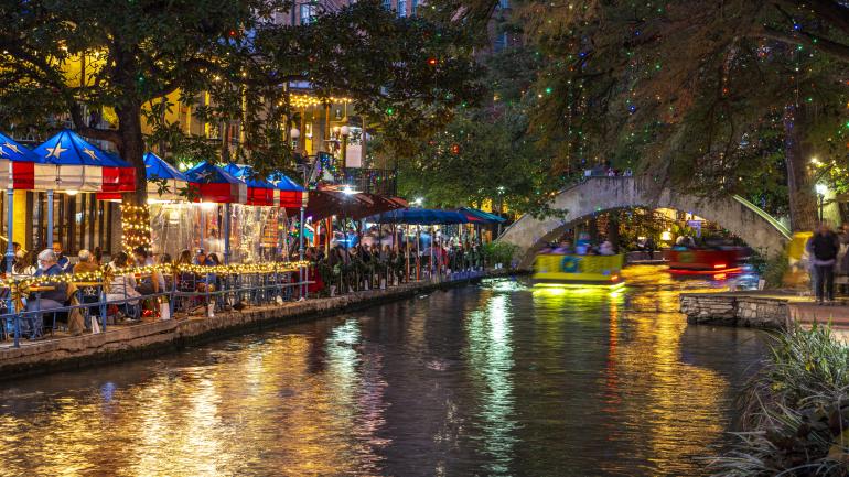 圣安东尼奥每年的圣诞季都由 Ford Holiday River Parade 游行拉开帷幕 圣安东尼奥每年的圣诞季都由 Ford Holiday River Parade 游行拉开帷幕