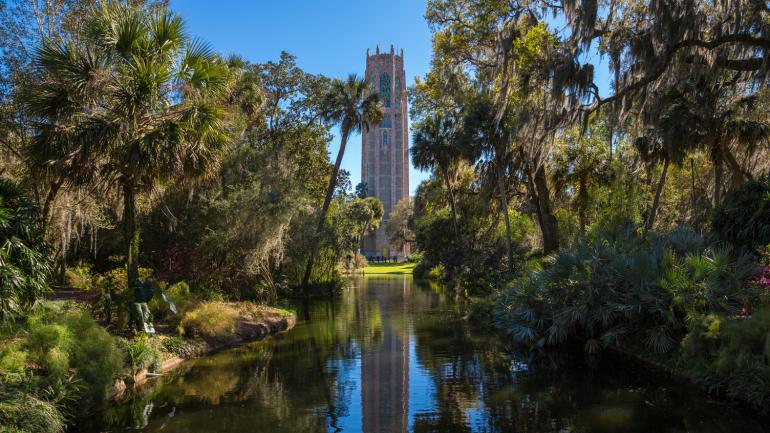 歌塔耸立在威尔士湖外博克塔花园郁郁葱葱的美景之上
