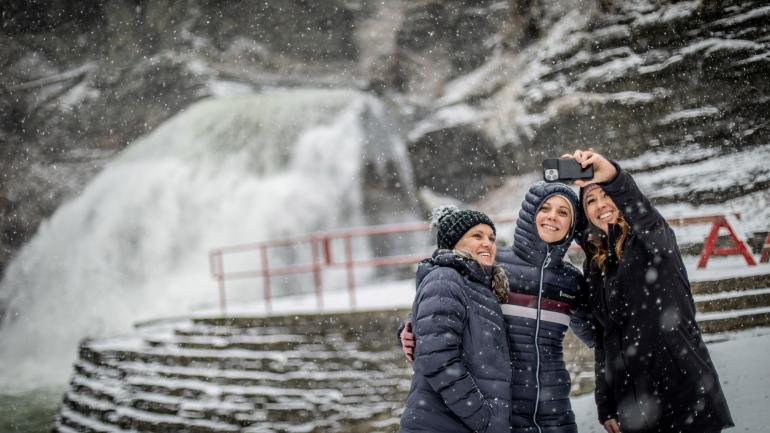 Robert H. Treman State Park 州立公园 Enfield Falls 瀑布前的雪景自拍照 Robert H. Treman State Park 州立公园 Enfield Falls 瀑布前的雪景自拍照
