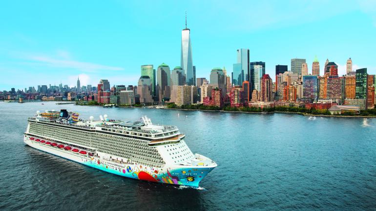 诺唯真逍遥号 (Norwegian Breakaway) 在纽约市附近巡航 诺唯真逍遥号 (Norwegian Breakaway) 在纽约市附近巡航