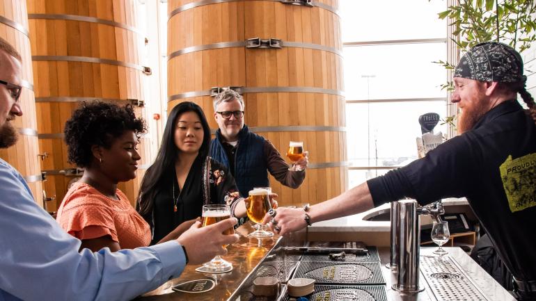 在赫尔希的 Tröegs Independent Brewing 酿酒厂品尝啤酒 在赫尔希的 Tröegs Independent Brewing 酿酒厂品尝啤酒