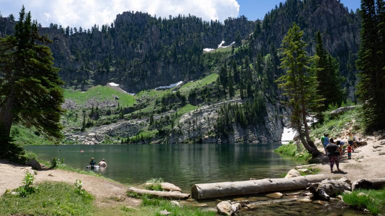 在熊湖附近的 Bloomington Lake Trail 小径欣赏绝美景色 在熊湖附近的 Bloomington Lake Trail 小径欣赏绝美景色