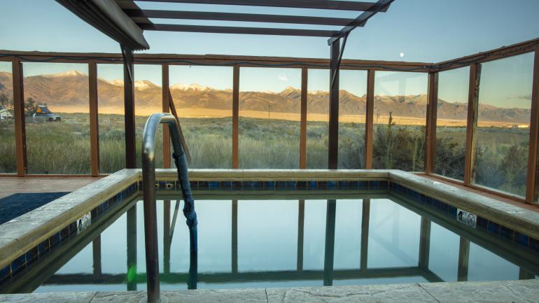 从 Joyful Journey Hot Springs Spa 温泉度假村的泳池俯瞰桑格雷克里斯托山脉美景