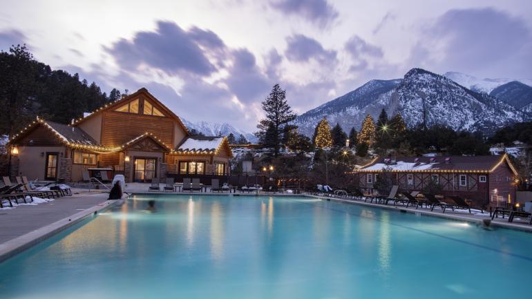 普林斯顿山温泉度假村的惬意温泉池的日落美景