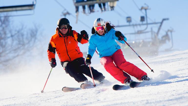 在威斯敏斯特附近 Wachusett Mountain Ski Area 滑雪场的陡坡上滑雪 在威斯敏斯特附近 Wachusett Mountain Ski Area 滑雪场的陡坡上滑雪