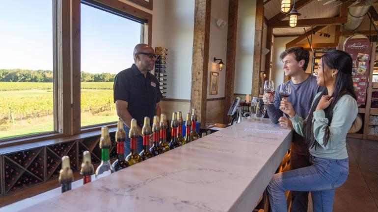 在哈蒙德的 Sharrott Winery 酒庄品尝当地的葡萄酒 在哈蒙德的 Sharrott Winery 酒庄品尝当地的葡萄酒