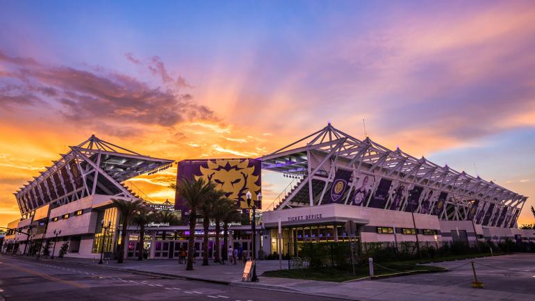布满奥兰多市队足球俱乐部标志色的 Inter&Co Stadium 体育馆 布满奥兰多市队足球俱乐部标志色的 Inter&Co Stadium 体育馆