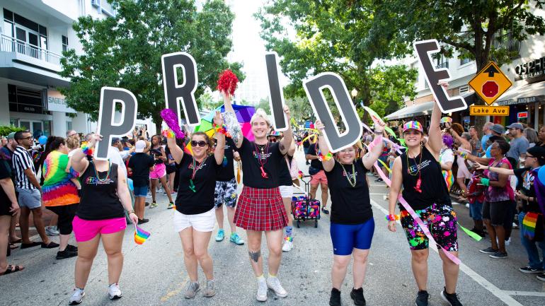 在一年一度的 Come Out with Pride Parade 大游行中为奥兰多的 LGBTQ+ 群体欢呼 在一年一度的 Come Out with Pride Parade 大游行中为奥兰多的 LGBTQ+ 群体欢呼