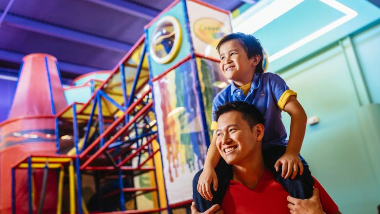 在 Florida Mall 购物中心参观奥兰多蜡彩乐体验馆 在 Florida Mall 购物中心参观奥兰多蜡彩乐体验馆