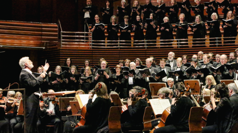 Bach Festival Society 协会在菲利普斯博士表演艺术中心的 Steimetz Hall 厅内演奏音乐会 Bach Festival Society 协会在菲利普斯博士表演艺术中心的 Steimetz Hall 厅内演奏音乐会
