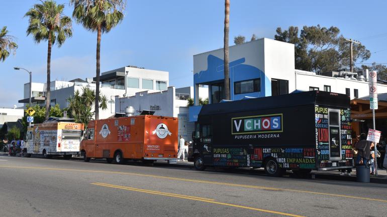 “第一个星期五”活动期间,阿博特·金尼大道上的餐车鳞次栉比 “第一个星期五”活动期间,阿博特·金尼大道上的餐车鳞次栉比