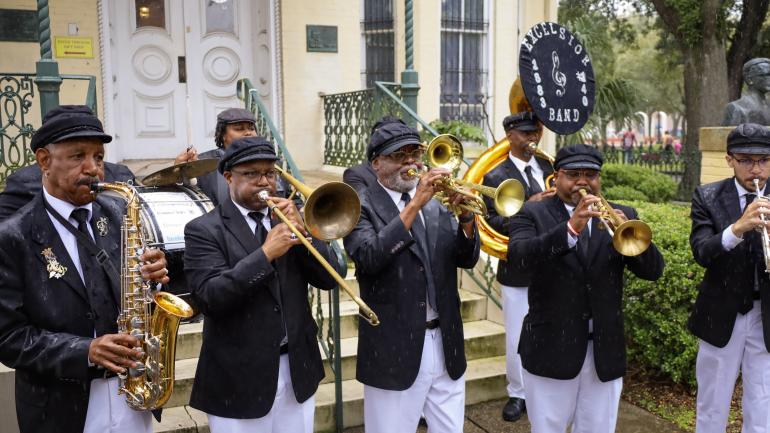 Excelsior Band 的成员们为观众带来现场爵士乐表演 Excelsior Band 的成员们为观众带来现场爵士乐表演